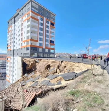İstinat duvarı gecekondunun üzerine çöktü 3 Köpek yavrusu ve kuşlar hayatını kaybetti! (2)
