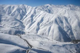 Kar günlerdir geçit vermiyor... Van-Bahçesaray yolu helikopterden görüntülendi