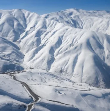 Kar günlerdir geçit vermiyor... Van-Bahçesaray yolu helikopterden görüntülendi