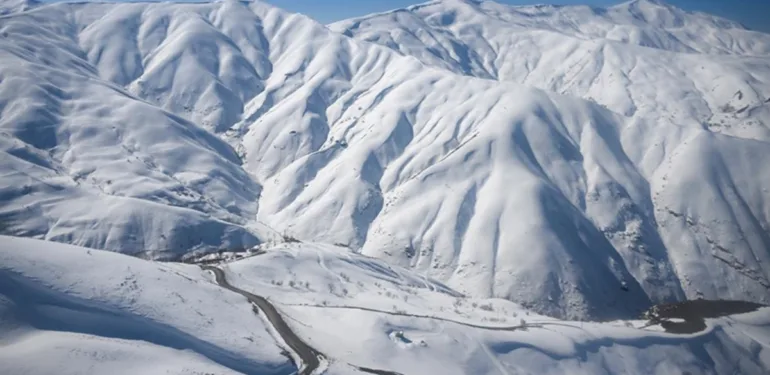 Kar günlerdir geçit vermiyor... Van-Bahçesaray yolu helikopterden görüntülendi