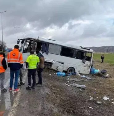 Kayseri'de cezaevi nakil aracı devrildi; 2'si ağır, 11 yaralı
