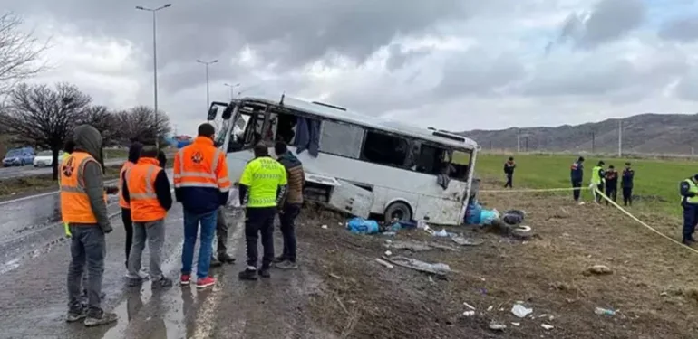 Kayseri'de cezaevi nakil aracı devrildi; 2'si ağır, 11 yaralı