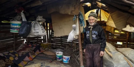 Keçileri İçin İnsanlara Küstü…17 yıldır dağlarda yaşıyor