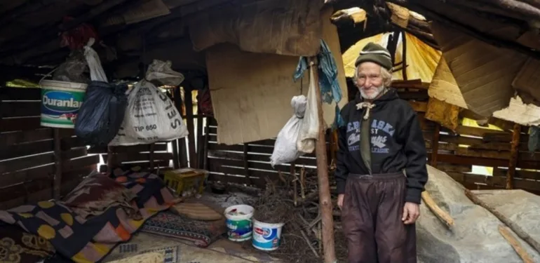 Keçileri İçin İnsanlara Küstü...17 yıldır dağlarda yaşıyor