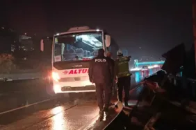 Kocaeli'de minibüs bariyerlere çarptı 1 yaralı