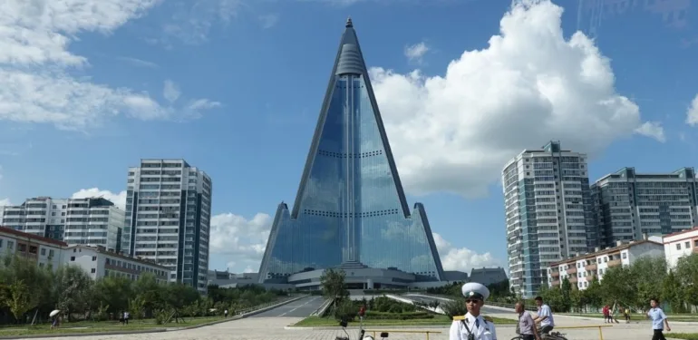 Kuzey Kore'nin gökyüzünde sır gibi duran Ryugyong oteli