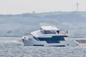 Lapseki açıklarında tekne karaya oturdu