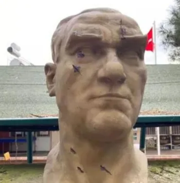 Manisa'da şok olay Atatürk büstüne baltayla saldıran zanlı serbest bırakıldı