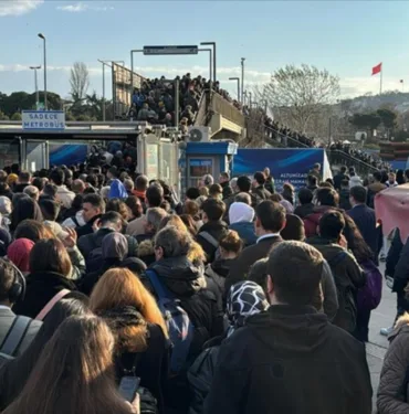 Metrobüs arızalandı! Duraklarda yoğunluk oluştu