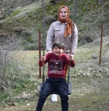 Mezradaki okulun tek öğrencisi 'Öğrencimin hem öğretmeni hem okul arkadaşıyım'