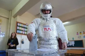 Milli sporcu, astronot kostümüyle sandık başında! 'Seçimin havasını değiştirmek istedim