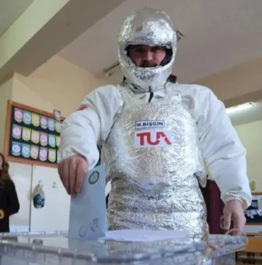 Milli sporcu, astronot kostümüyle sandık başında! 'Seçimin havasını değiştirmek istedim