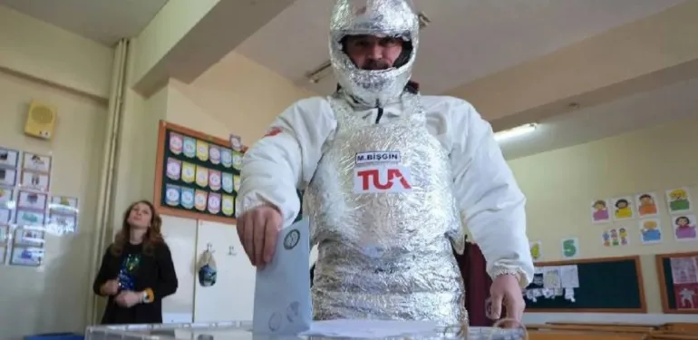 Milli sporcu, astronot kostümüyle sandık başında! 'Seçimin havasını değiştirmek istedim
