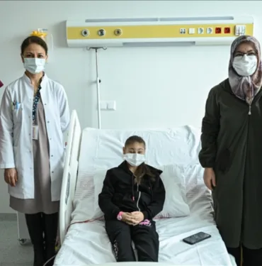 Minik Esra annesinin böbreğiyle hayata tutundu
