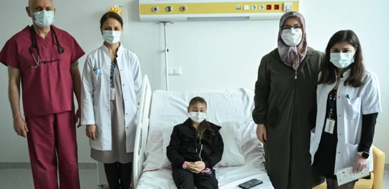 Minik Esra annesinin böbreğiyle hayata tutundu