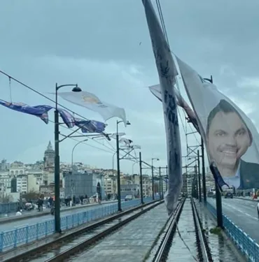 Murat Kurum'un afişi krize yol açtı İstanbul'da T1 tramvay hattı seferleri aksadı