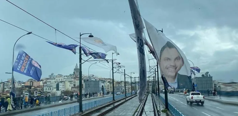 Murat Kurum'un afişi krize yol açtı İstanbul'da T1 tramvay hattı seferleri aksadı