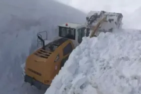 Muş'ta 4 metreyi aşan karla zorlu mücadele