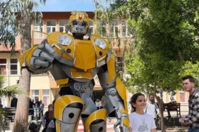Oy kullanmaya 'Bumblebee' kostümüyle geldi