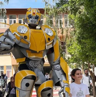 Oy kullanmaya 'Bumblebee' kostümüyle geldi