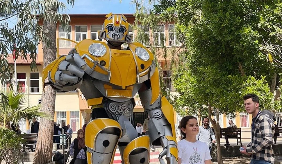 Oy kullanmaya 'Bumblebee' kostümüyle geldi