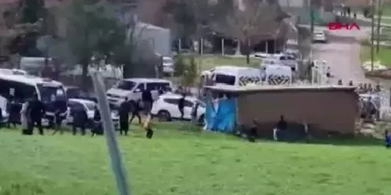 Oy verme işlemi sırasında silahlı kavga: Çok sayıda yaralı var!