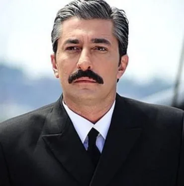 Oyuncu Erkan Petekkaya'nın babası Akın Petekkaya hayatını kaybetti
