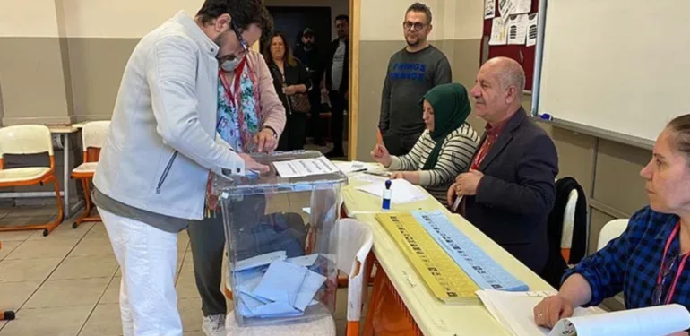 Oyuncu İlker Aksum oy pusulasının uzunluğuna sitem etti