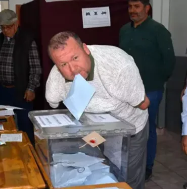 Oyunu kullanıp zarfı ağzıyla sandığa attı