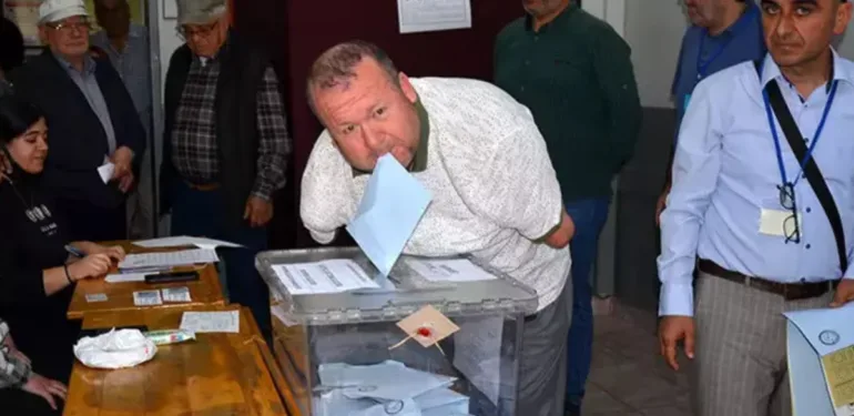 Oyunu kullanıp zarfı ağzıyla sandığa attı