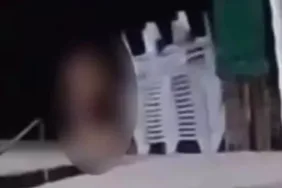 Plajın ortasında cinsel ilişkiye girerken yakalandılar