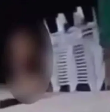 Plajın ortasında cinsel ilişkiye girerken yakalandılar