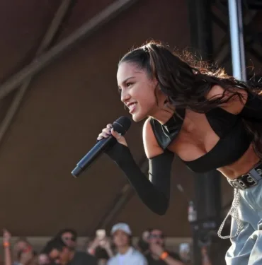 Pop yıldızının konserinde doğum kontrol hapları dağıtıldı