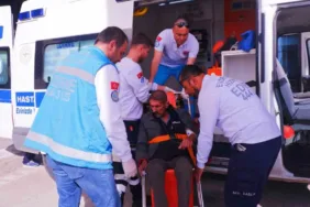 Sağlık ekipleri tarafından oy kullanmaya götürüldü