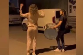 Sahurda Ramazan davulcusunun yanına inip göbek attı...