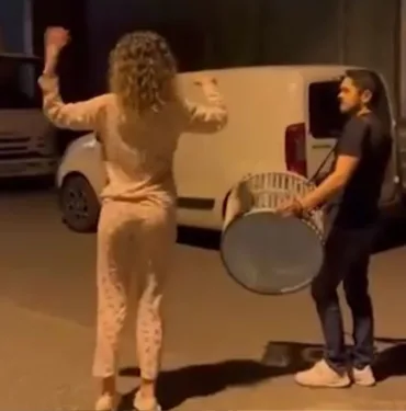 Sahurda Ramazan davulcusunun yanına inip göbek attı...