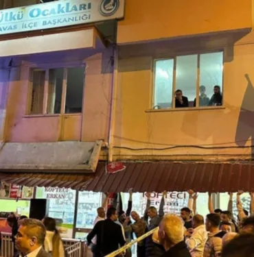 Seçim kutlaması felaketle sonuçlandı Tavas'ta CHP binası'nın balkonu çöktü!