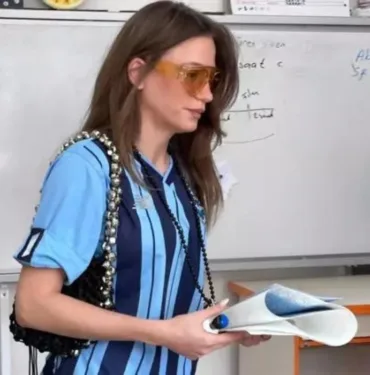 Serenay Sarıkaya, Adana Demirspor formasıyla sandık başına gitti!