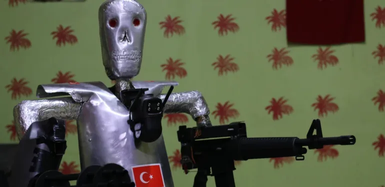 Siirt'te ilkokul mezunu Burhan Canpolat'tan yapay zeka destekli Robot Asker!