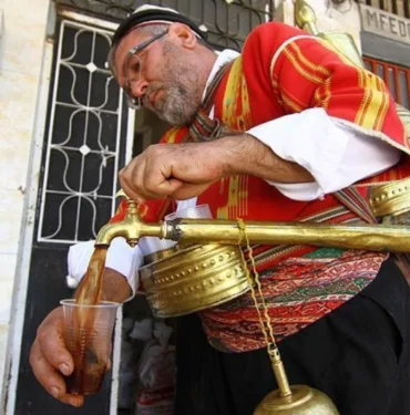 Sindirimi kolaylaştıran ve serinleten Meyan Şerbeti iftar sofralarında