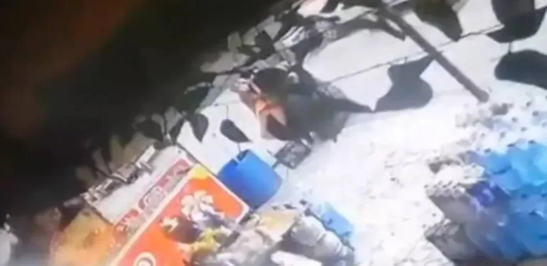 Sultangazi'de çöp kovası hırsızlığı
