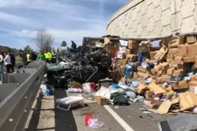 TIR, otomobilin üzerine devrild