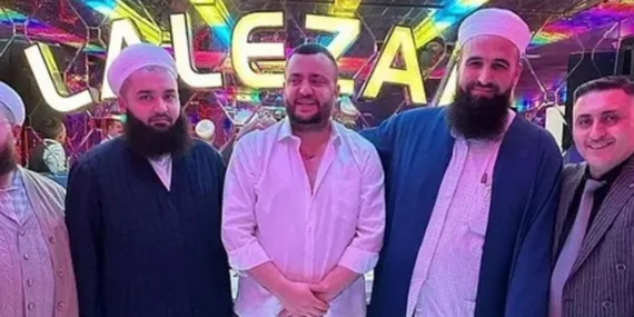 Tebliğciler yine sahnede… Teravihten sonra gidip para taktılar!