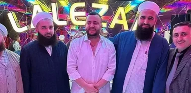 Tebliğciler yine sahnede... Teravihten sonra gidip para taktılar