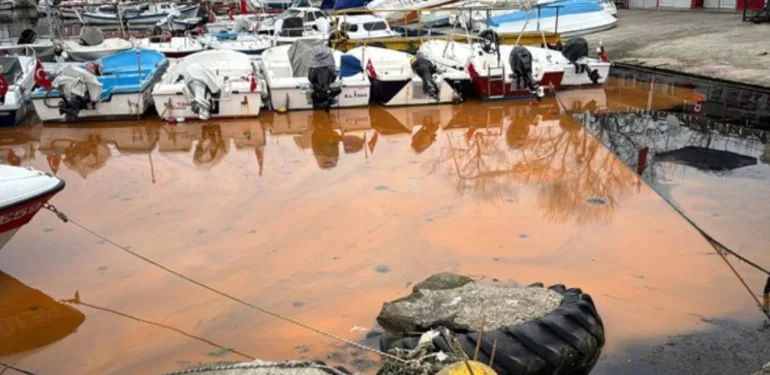 Tekirdağ sahilinde denizin rengi turuncu oldu