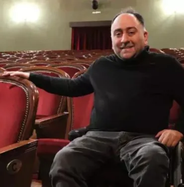 Tiyatro tutkusu omurilik felcine rağmen durdurulamadı Göktuğ Tolga Demiralp'in Hikayesi...