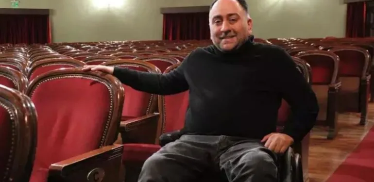 Tiyatro tutkusu omurilik felcine rağmen durdurulamadı Göktuğ Tolga Demiralp'in Hikayesi...