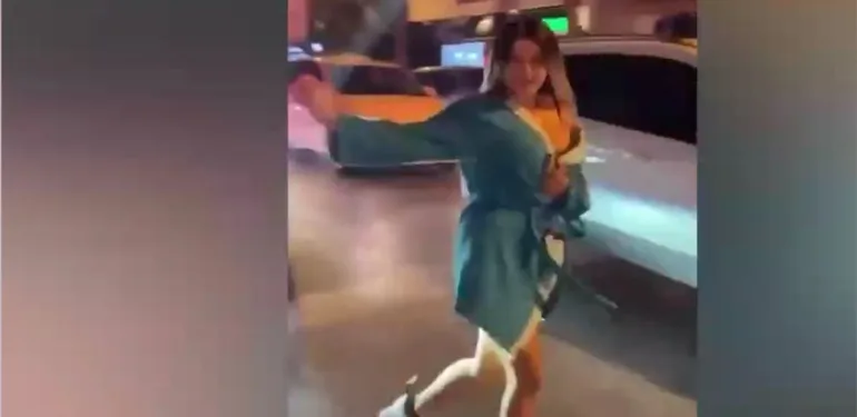 Trafikte Bornozla Twerk Şovu İstanbul'da Viral Olan Görüntüler! (2)