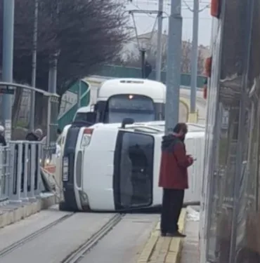 Tramvay yoluna minibüs devrildi Seferler aksadı