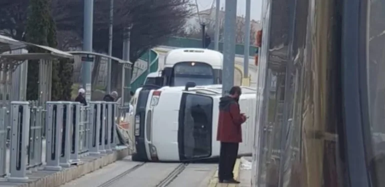 Tramvay yoluna minibüs devrildi Seferler aksadı